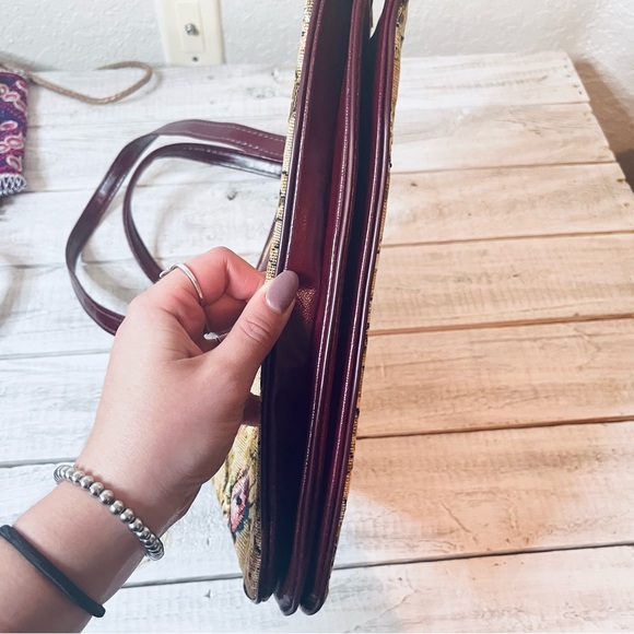 VTG CARPET HANDBAG CANVAS FLORAL RED LEATHER - Picture 3 of 12